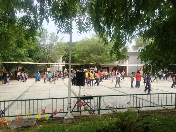 Ponen a limpiar la escuela a quienes llegan tarde a la secundaria T&eacute;cnica 5, los padres se molestan