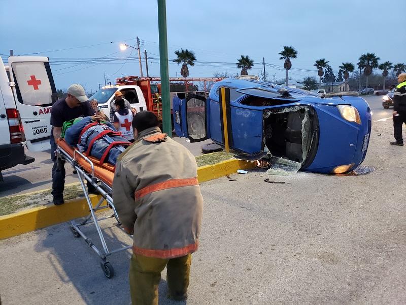 Choque volcadura en ejido Piedras Negras deja prensado y lesionada; adem&aacute;s otro de transporte de personal. (video)