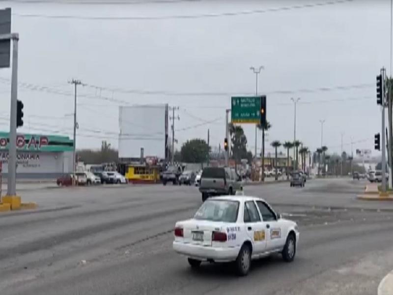 Video demuestra c&oacute;mo automovilistas imprimen velocidad en amarillo y rojo, en lugar de frenar. (video)