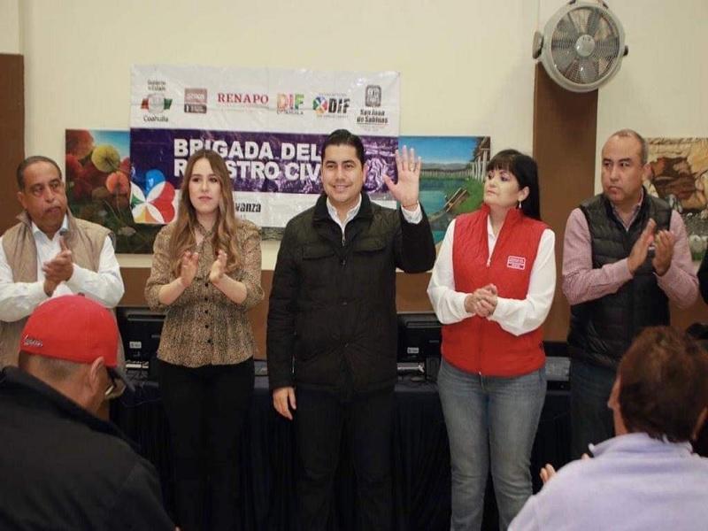 Destaca Julio Long beneficios de brigada del registro civil en Nueva Rosita
