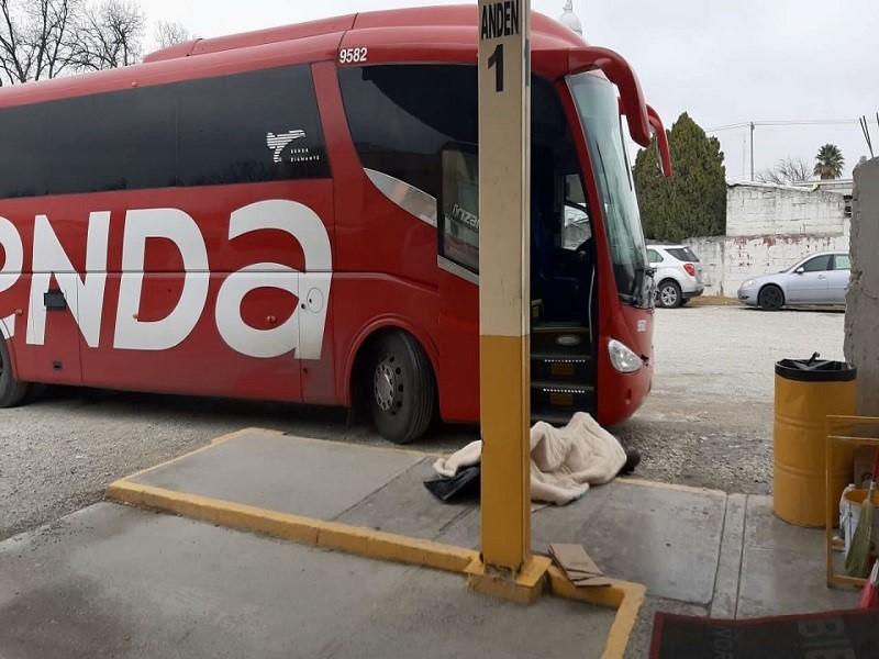 Le sorprende la muerte a sexagenario al bajar del autobús en la Central de Acuña