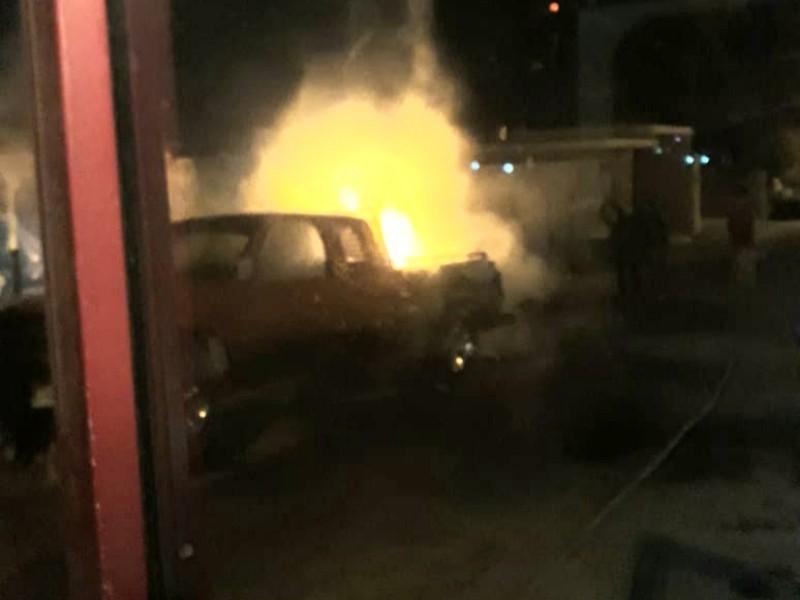 Fuerte incendio consume una pickup en Morelos 