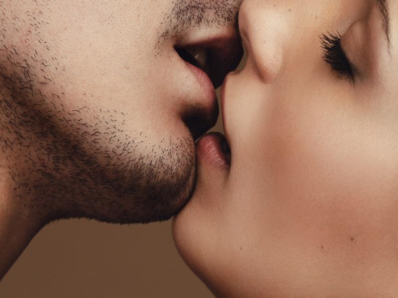 El beso es una vía de contagio de enfermedades: IMSS