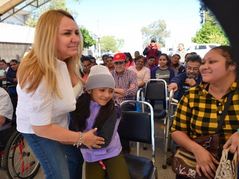Entrega Marcela Gorg&oacute;n pr&oacute;tesis de pierna a 30 en la Laguna