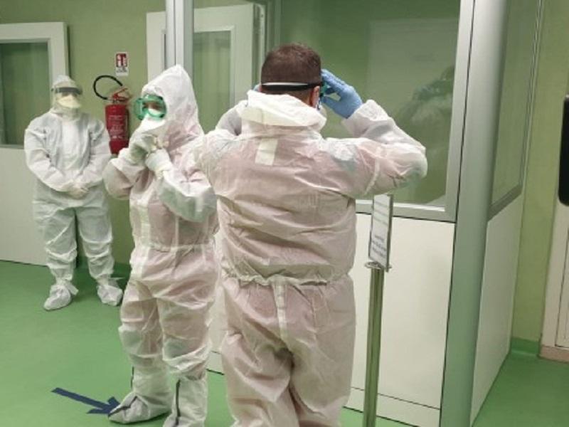 Est&aacute;n infectados con coronavirus mil 716 m&eacute;dicos chinos 