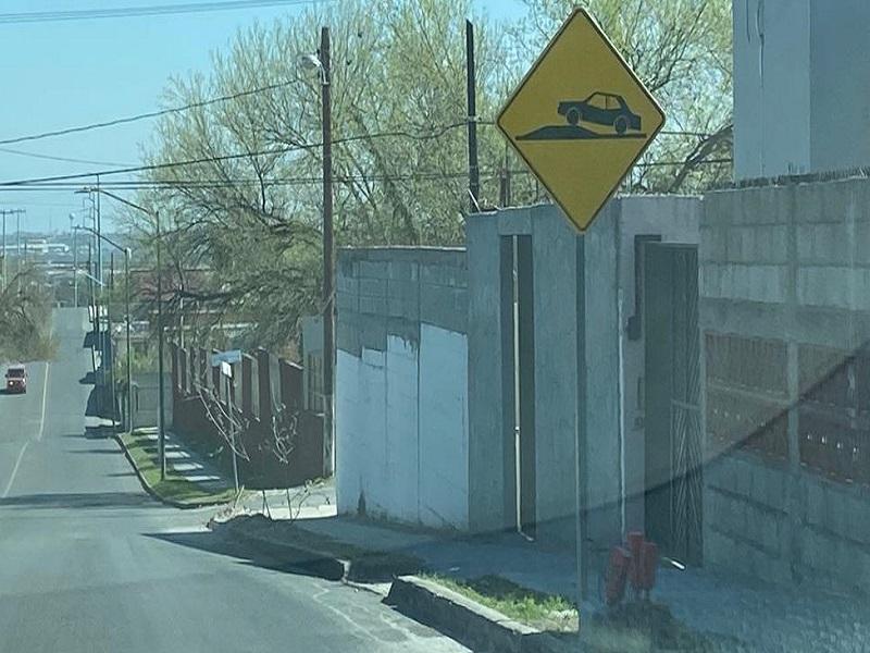 Compromete Ingenier&iacute;a Vial reinstalar r&oacute;tulo de alto en L&aacute;zaro Benavides y Fresnos (video)