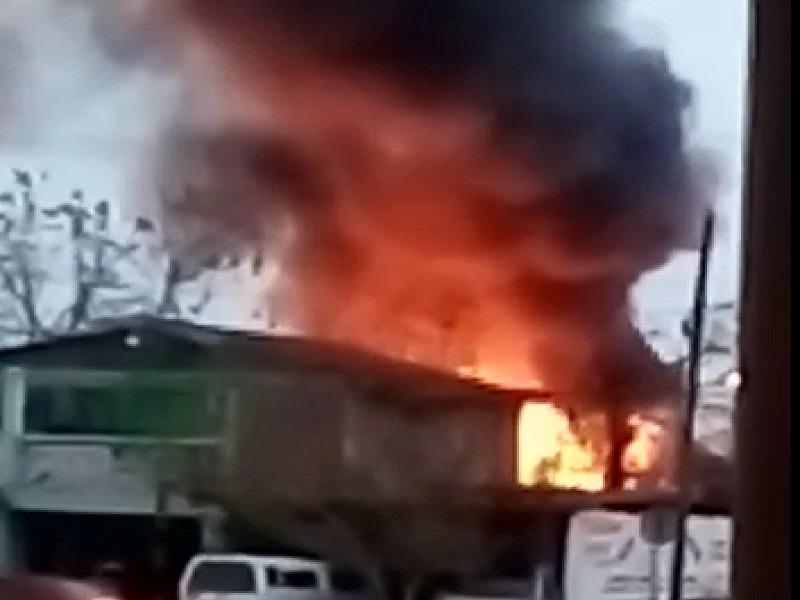 Da&ntilde;os totales en carpinter&iacute;a y domicilio deja voraz incendio en Piedras Negras (VIDEO)
