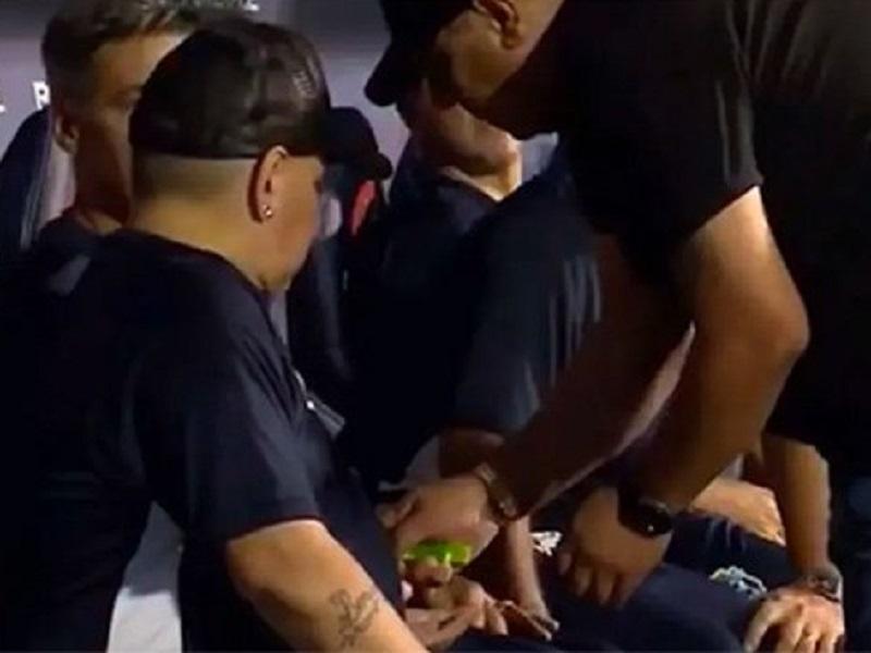 Video y actitud sospechosa desata pol&eacute;mica &iquest;Qu&eacute; le dieron a Maradona? (VIDEO)