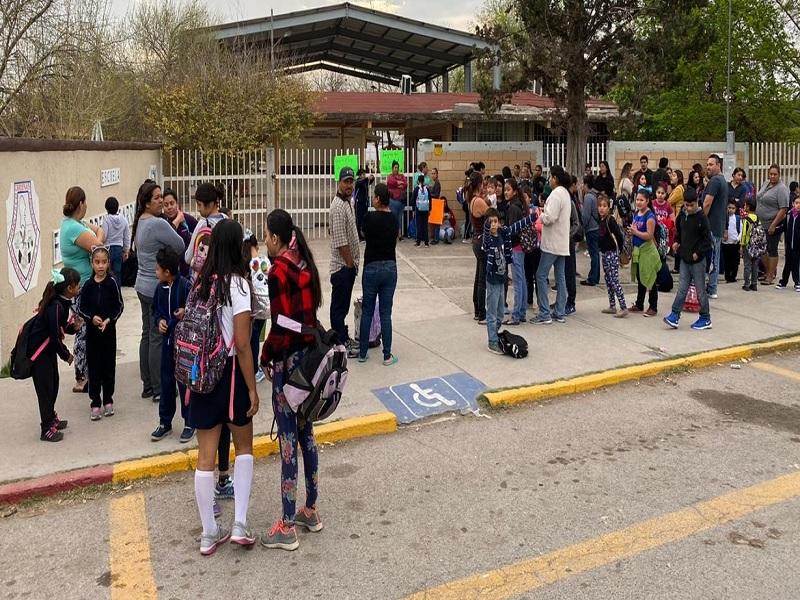 Cierran padres de familia primaria por maestro que tiene siete meses sin recibir sueldo (video)
