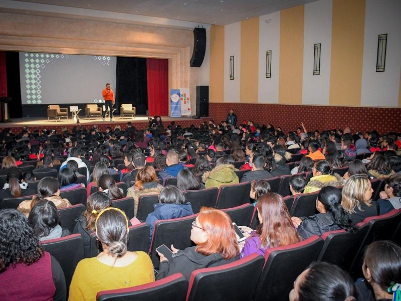 Cientos de j&oacute;venes asistieron a la conferencia Descubre Tu Pasi&oacute;n en Piedras Negras