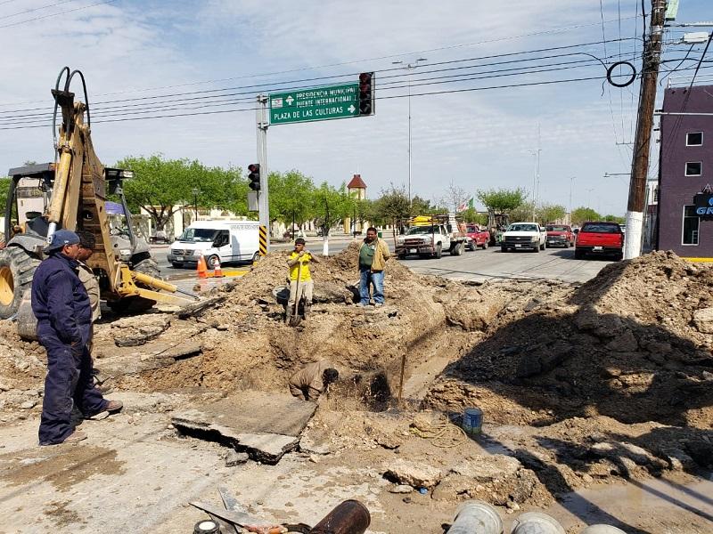 Reparan fuga de agua, restablecen servicio en colonias afectadas y reabren vialidades (video)