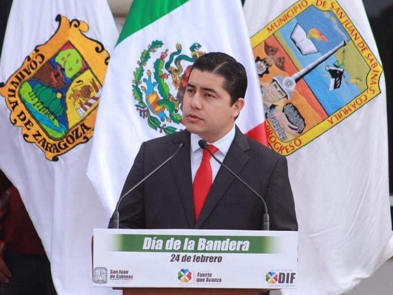 Encabeza Julio Long celebraci&oacute;n del D&iacute;a de la Bandera