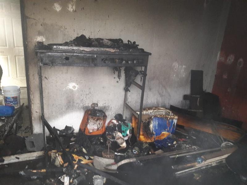 Una persona intoxicada y daños totales dejó incendio en una vivienda en Piedras Negras