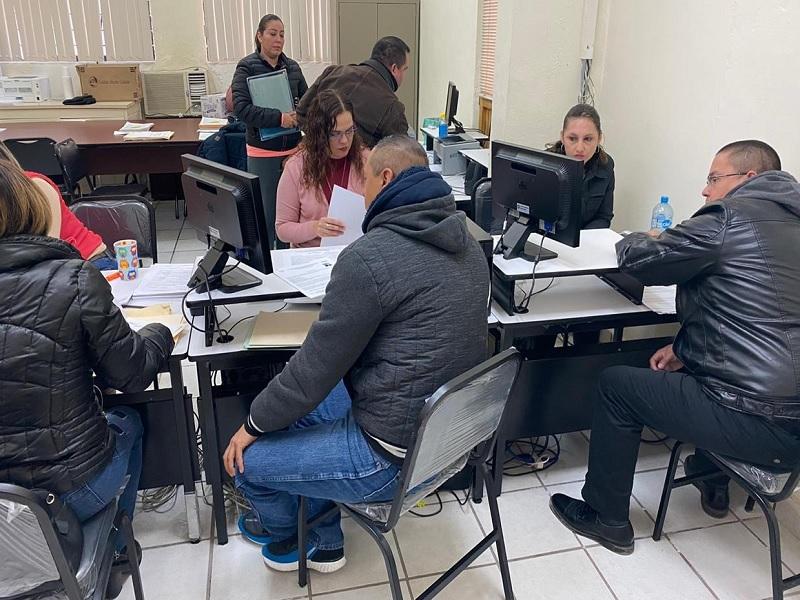 Saturan oficinas de Educaci&oacute;n los docentes que buscan un ascenso