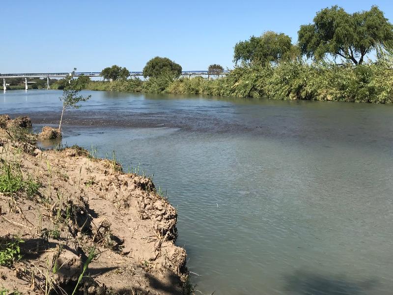 Piden a indocumentados evitar cruzar el río Bravo ante creciente por trasvase 
