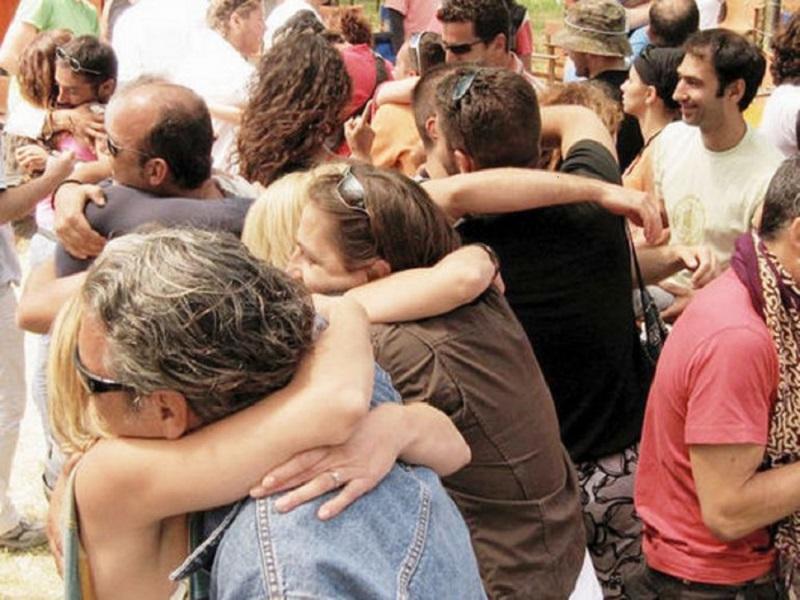 Recomiendan evitar besos y abrazos para prevenir coronavirus 