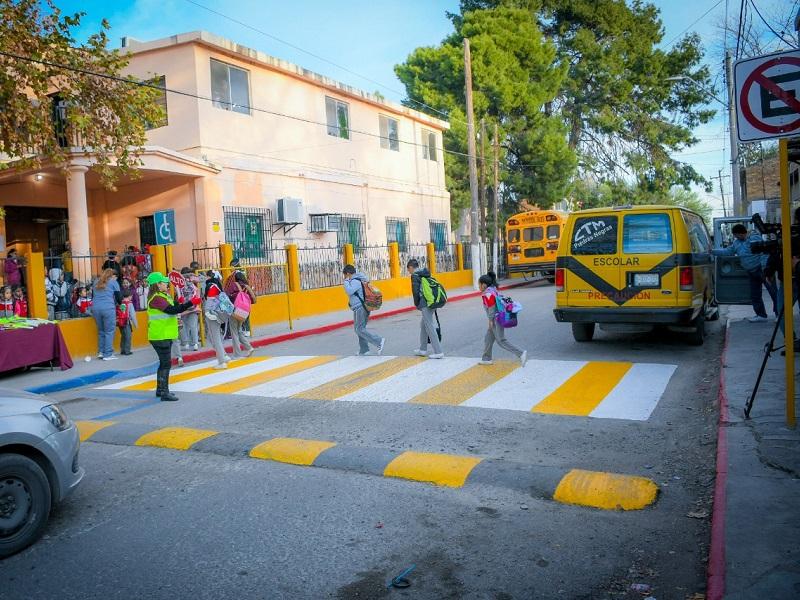 Equipan a escuadrones viales que brindan seguridad en zonas escolares 