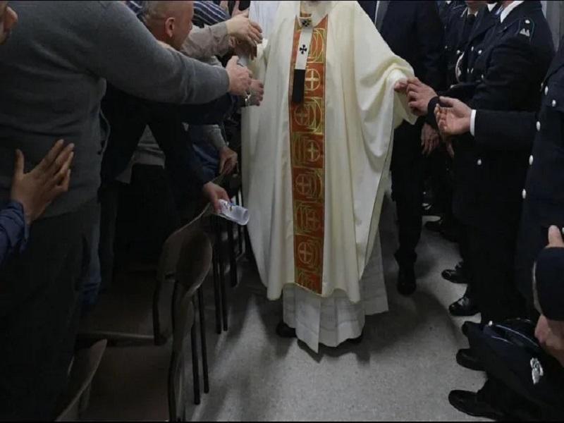 Por coronavirus, iglesia cat&oacute;lica suprimir&aacute; el saludo de la paz en misa