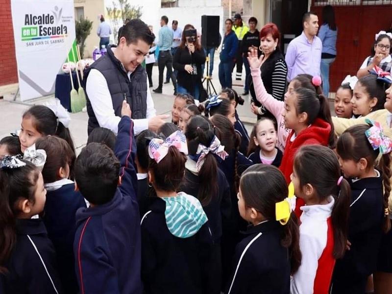 Lleva Julio Long beneficios a la escuela primaria Manuel Acu&ntilde;a de Nueva Rosita