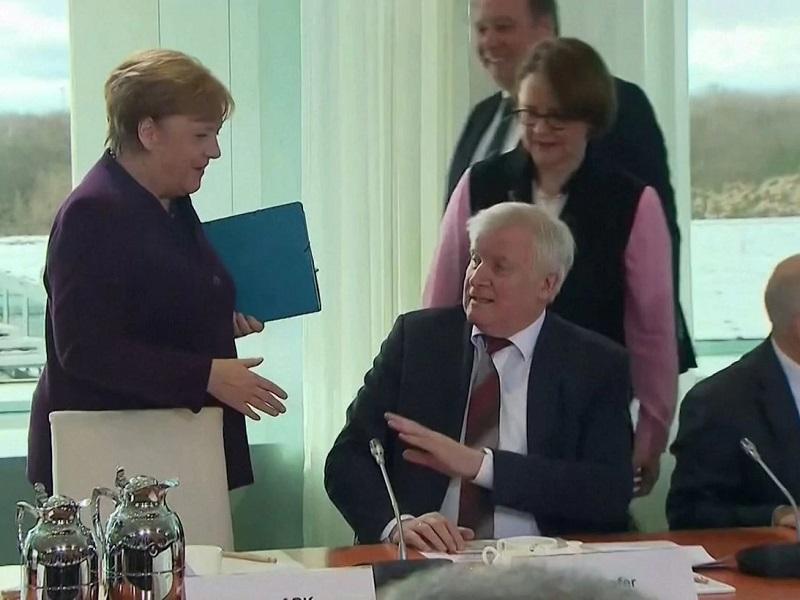 En medio de brote de coronavirus ministro alem&aacute;n rechaza saludar a Angela Merkel (video)