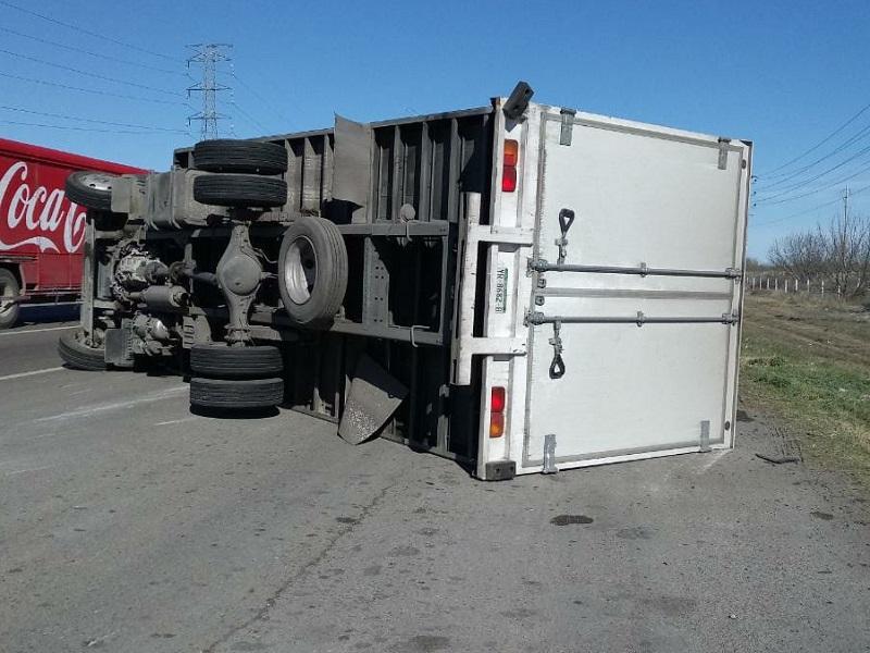 Vuelca camión de paquetería en el tramo carretero Piedras Negras-Nava