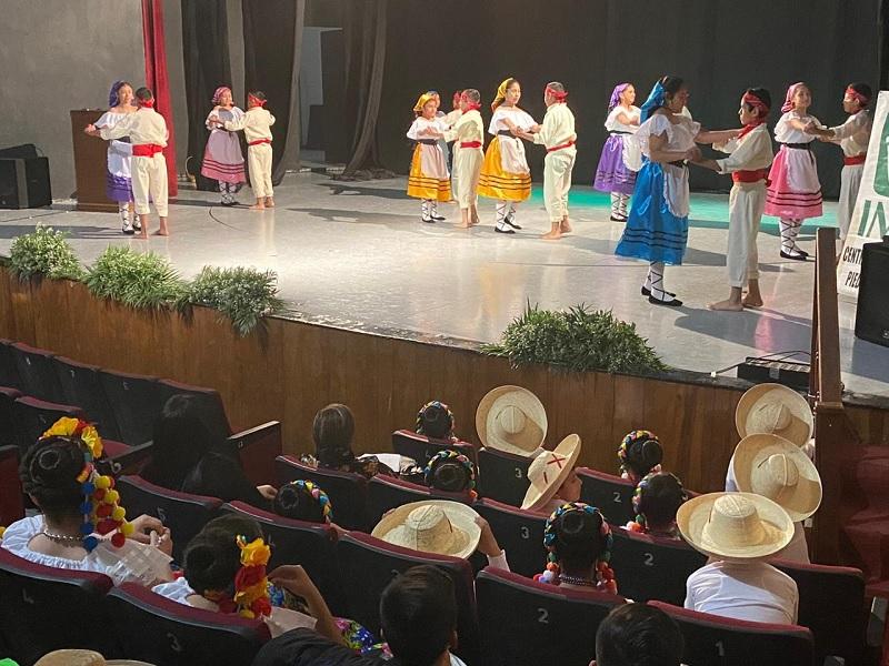Definen escuelas ganadoras del concurso de danza y baile mestizo en Piedras Negras