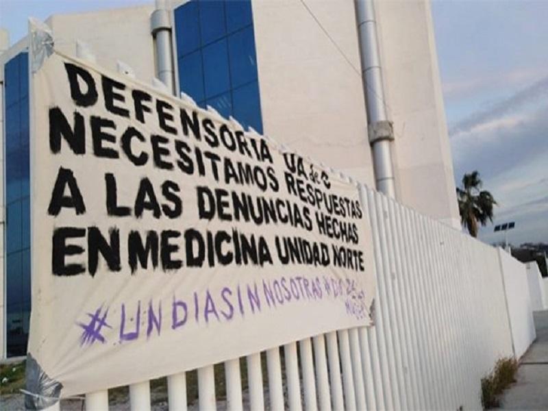 Alumnos de la Escuela de Medicina exigen respuesta por caso de acoso sexual