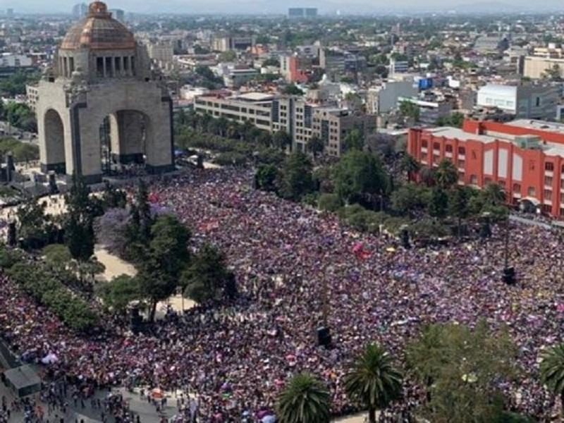 Mujeres vandalizan inmuebles y monumentos en la CDMX durante marcha del 8M (video)
