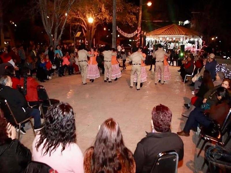 Rinc&oacute;n del abuelo, punto de encuentro de familias en la plaza de Nueva Rosita
