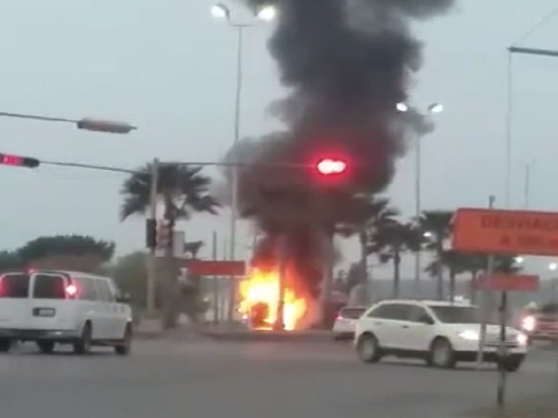 Se incendia camión en la carretera 57 cerca de Sabinas, se dirigía a Eagle Pass (VIDEO)