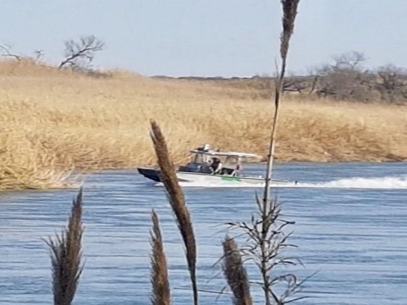 Rescatan a grupo de migrantes varados en el r&iacute;o Bravo en Jim&eacute;nez