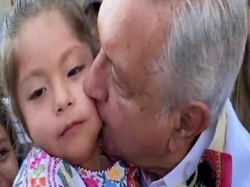 Critican a AMLO por repartir besos y abrazos pese a recomendaciones por COVID-19