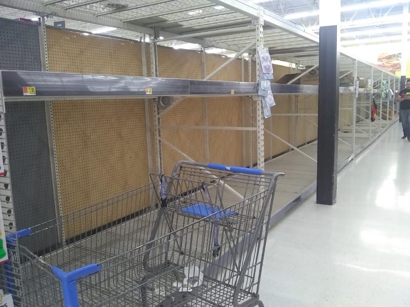 Walmart tambi&eacute;n reduce horario ante compras de p&aacute;nico en Eagle Pass por coronavirus 