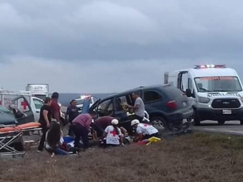 Un muerto y varios lesionados dejó fuerte accidente en carretera Allende-Nueva Rosita (video)