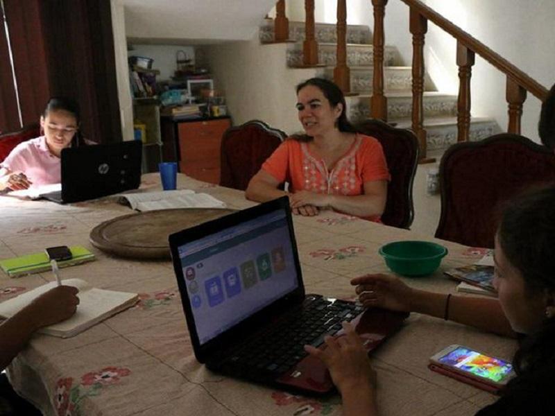 Preparan maestros los materiales, tareas y actividades para la escuela en casa 