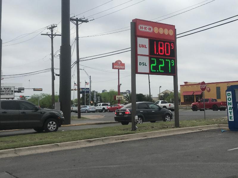 Gasolina en Eagle Pass ya se vende en 1.80 el galón, es el precio de hace 5 años