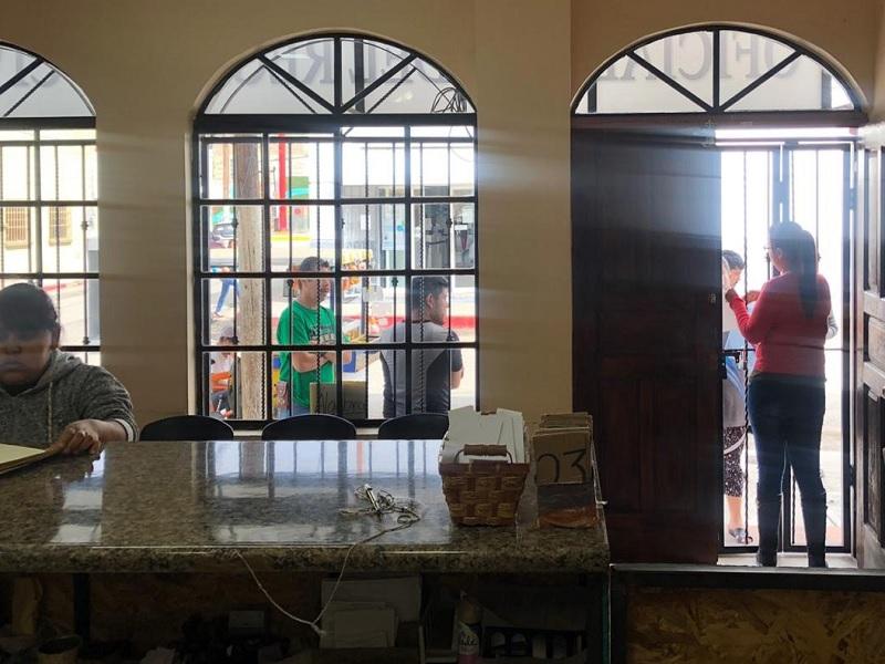 Por coronavirus, oficial&iacute;as del Registro Civil restringen acceso a usuarios