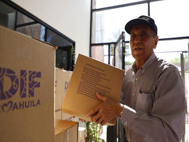DIF Coahuila entrega apoyo alimentario a adultos mayores empacadores