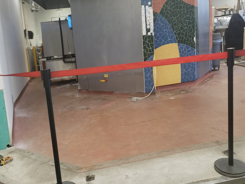 Por coronavirus, centros comerciales cierran &aacute;reas de comida, uno incluso la est&aacute; destruyendo (video)