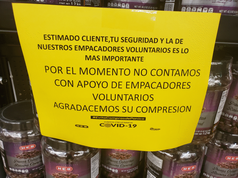 Centros comerciales env&iacute;an a casa a menores y adultos mayores que trabajan como empacadores