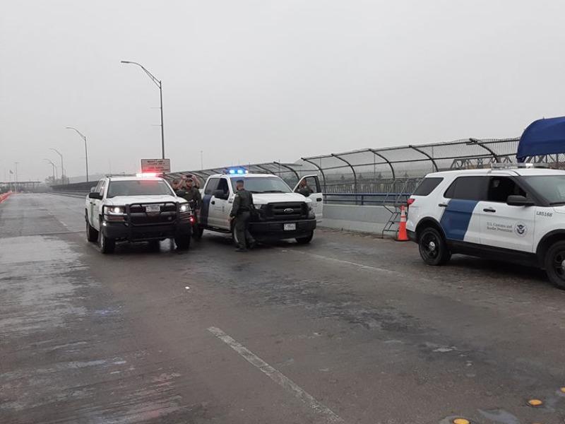 Regresan a automovilistas mexicanos que intentan cruzar a Eagle Pass para asuntos no esenciales