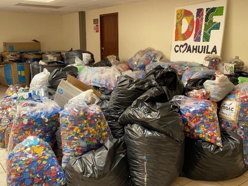 Entrega DIF Coahuila mil 970 kilos de tapas de plástico para salvar vidas