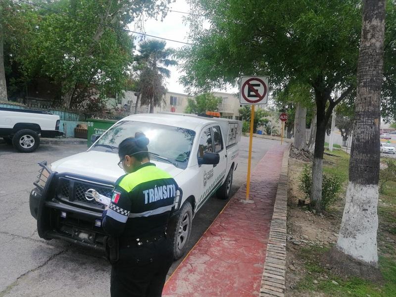 Infraccionan a unidad del municipio de Piedras Negras por estacionarse en lugar prohibido