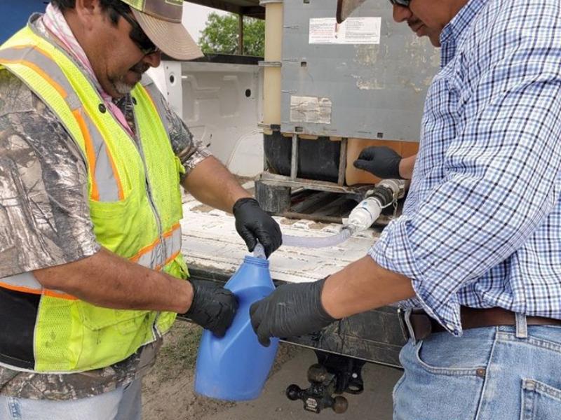 Continuar&aacute; el martes la distribuci&oacute;n de desinfectante en Eagle Pass y el Condado de Maverick