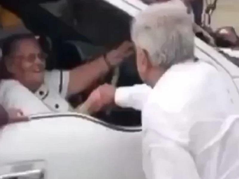 Saluda AMLO de mano a madre de El Chapo durante su gira en Sinaloa (video)