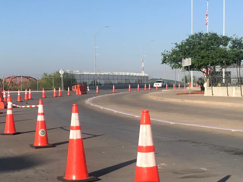 Prevalecen restricciones de cruce en puentes internacionales de Eagle Pass ante el Coronavirus