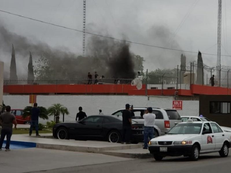 Migrantes se amotinan y prenden fuego a albergue provisional de Piedras Negras (video)
