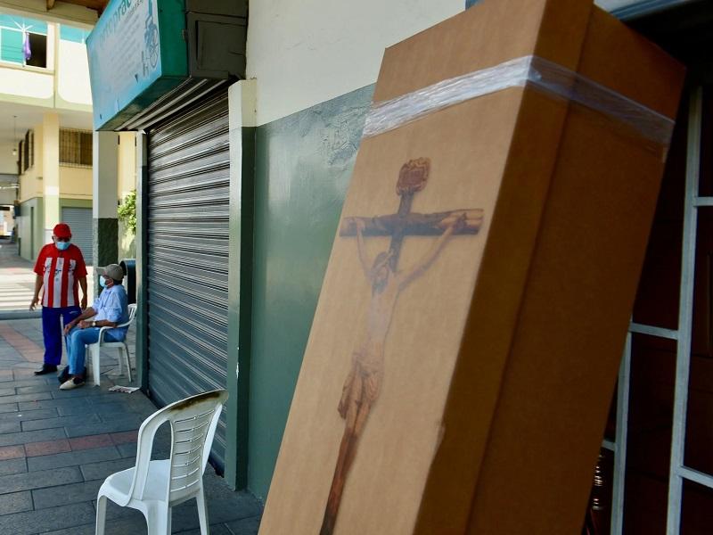 Reparten en Ecuador ataúdes de cartón para víctimas de la COVID-19