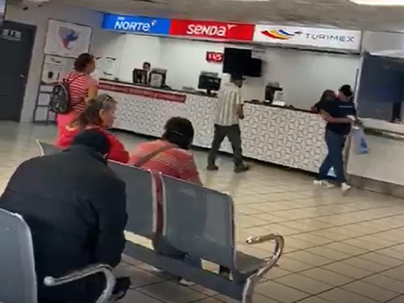 Sin filtro sanitario, sin respetar distancias y personal sin cubrebocas en la central de autobuses for&aacute;neos (video)  