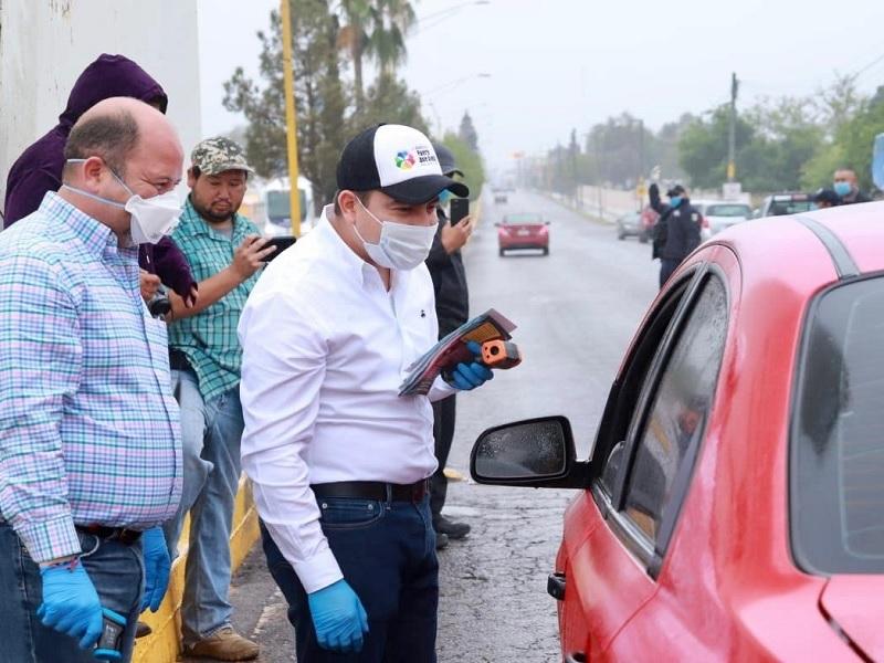 Instala Julio Long filtros sanitarios para prevenir el Covid-19 en Nueva Rosita